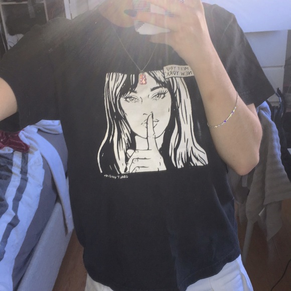 Brandy Melville graphic tee🖤 - Picture 3 of 3